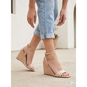 Steve Madden Wedge Sandal 8.5 Square Toe Minimalist Summer Patent Tan Shapely